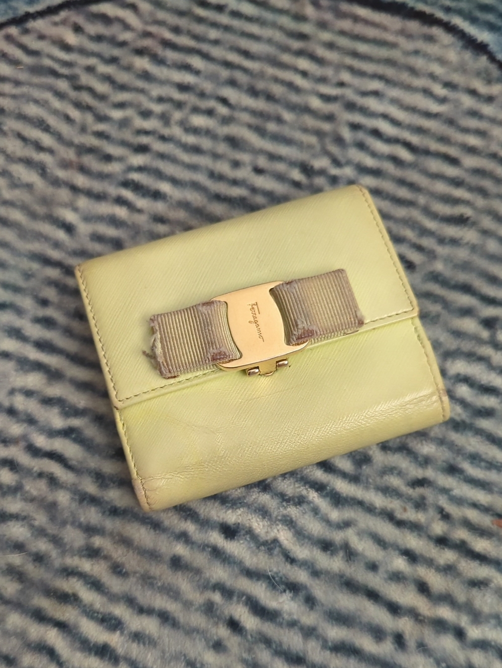 Salvatore‎ Ferragamo Pale Lime Leather Vara Bow Compact Wallet Made In Italy